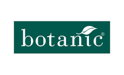 Le logo officiel de Botanic avec le nom de la marque écrit en blanc sur un fond vert sapin, accompagné de l'emblématique feuille blanche stylisée.