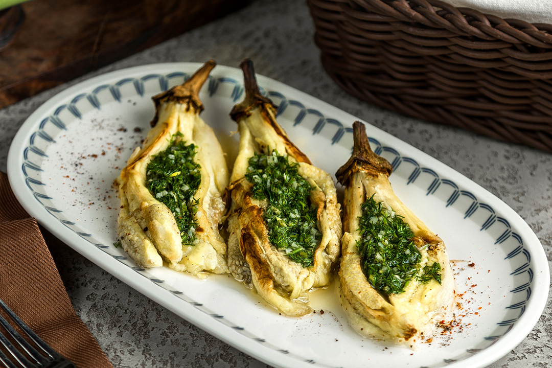 Plat d’aubergines accompagné de ciboulette fraîche.