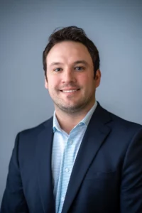 Portrait d’un commercial en tenue professionnelle sur fond neutre