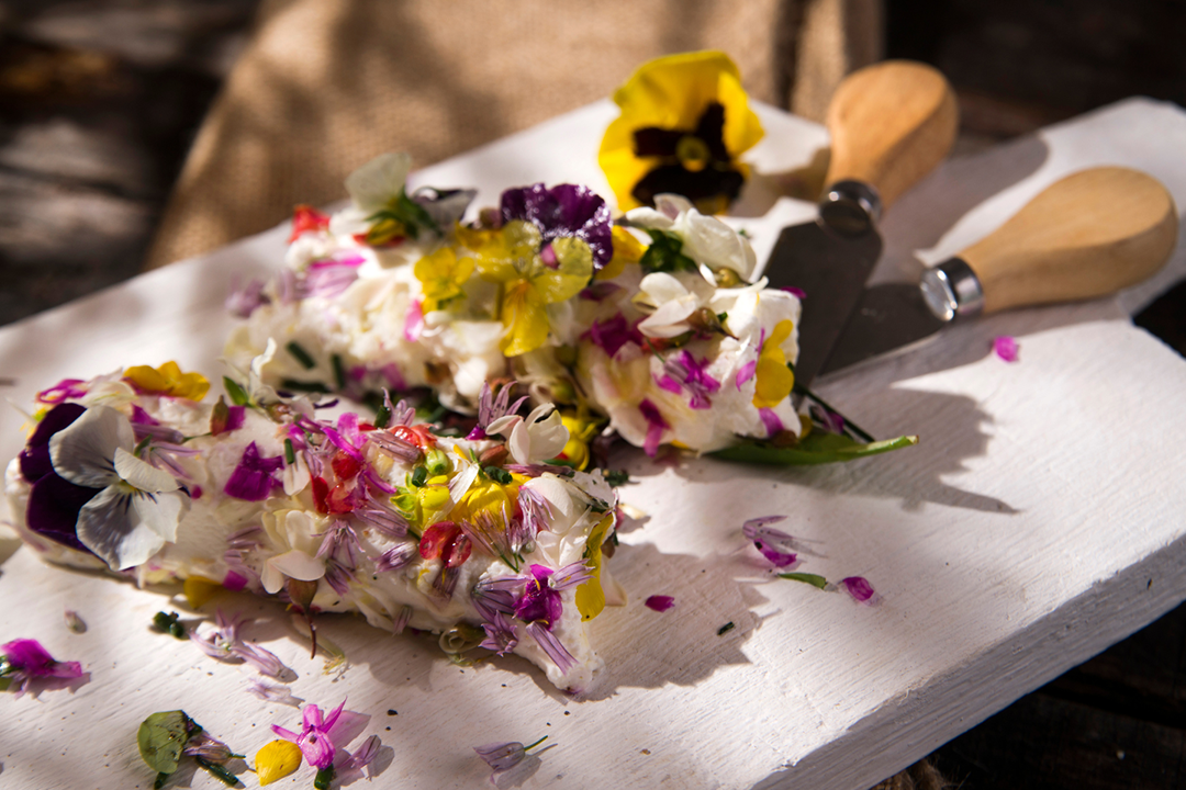 Fromage frais décoré avec des fleurs comestibles.